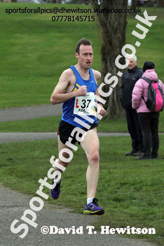 Michael Burrett (Leeds) 10th leg of the senior mens 12 stage relay, 2014 Northern 12 and 6 Stage Relays, Heaton Park Manchester. Photo: David T. Hewitson/Sports for All Pics